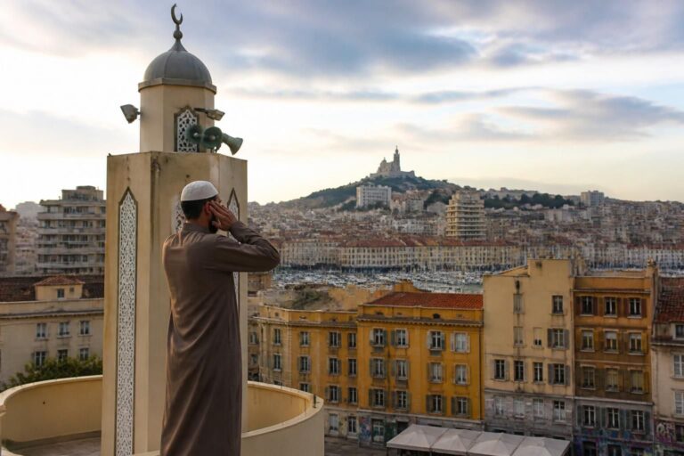 découvrez l'importance de l'adhan à marseille et comprenez le rôle de l'appel à la prière dans la vie quotidienne de la cité phocéenne.