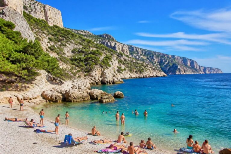 découvrez les meilleures plages de marseille pour profiter du soleil, de la mer et des paysages magnifiques. guide complet pour des moments inoubliables au bord de l'eau.